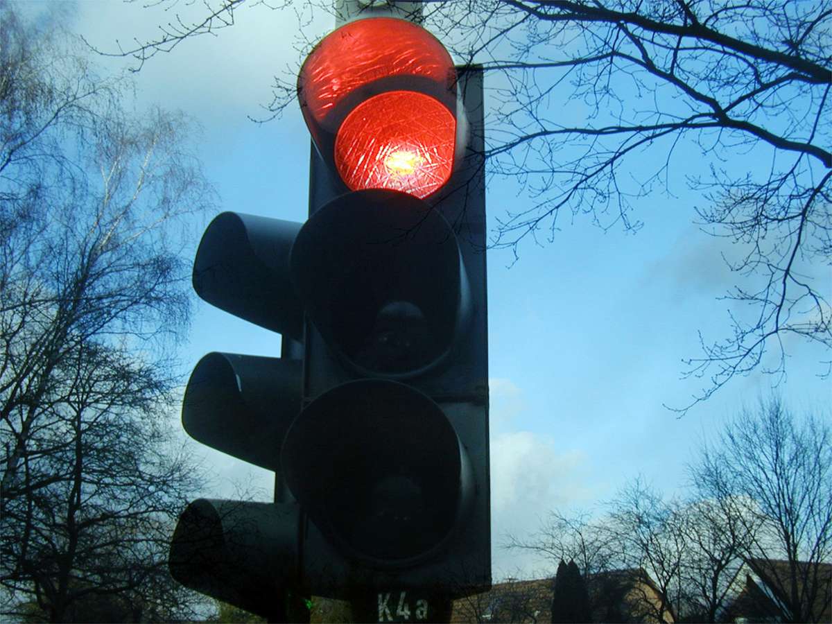 Der Autofahrer fuhr bei Rot über die Ampel. (Symbolfoto) Foto: Pixabay