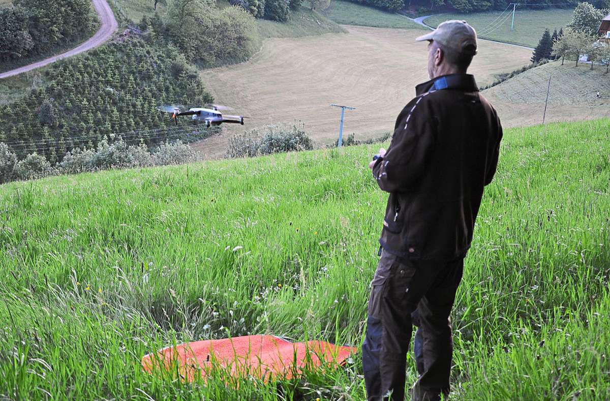 Josef Hupfer startet seine Drohne, um eine große Wiese abzusuchen. Foto: Schwab