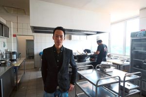 Zhigno Yang vom Gourmet-Tempel steht in der Küche des Restaurants.   Foto: Eich