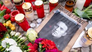 Blumen und Bilder liegen nach dem Tod Nawalnys vor der russischen Botschaft in Berlin. Foto: dpa/Fabian Sommer