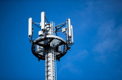Mast mit verschiedenen Antennen von Mobilfunkanbietern Foto: dpa/Jens Büttner