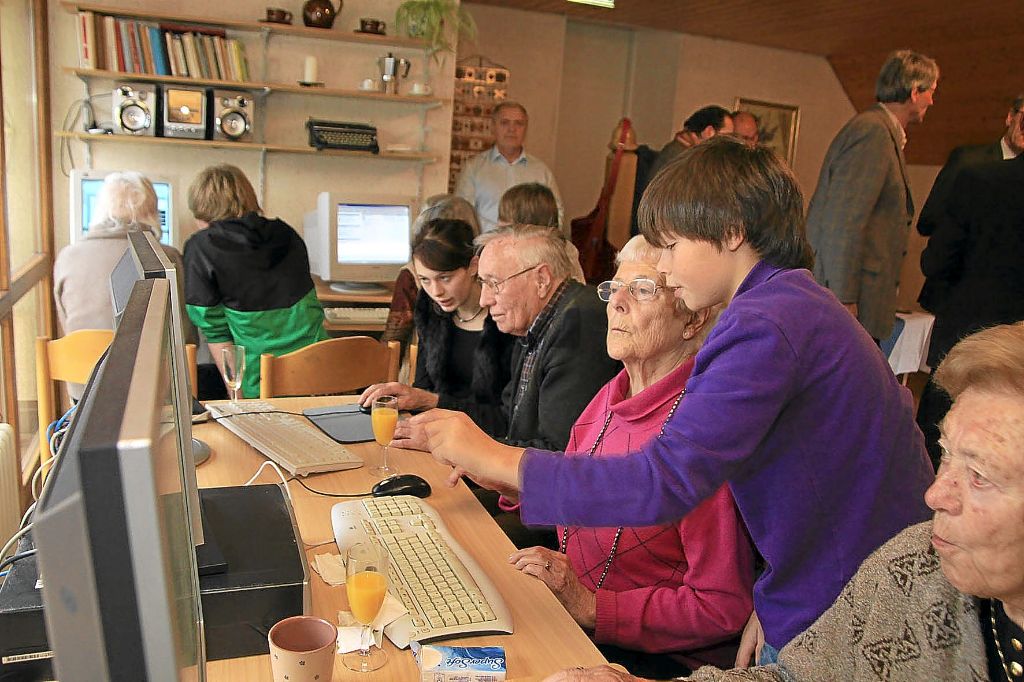 Im Internet-Café des Christoph-Blumhardt-Hauses waren die jungen Menschen die Lehrer und die Senioren die Schüler. Andere spielten mit den Senioren oder lasen ihnen etwas vor.  Foto: privat Foto: Schwarzwälder-Bote