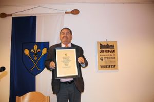 Die Urkunde zur Wiederverleihung der Stadtrechte hängt im Zimmer des Löffinger Bürgermeisters. Foto: Schwarzwälder Bote