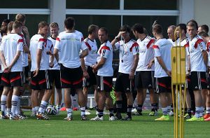 Bundestrainer Joachim Löw inmitten seines Teams. Foto: dpa