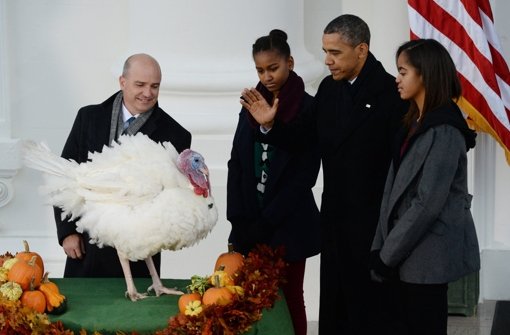 Popcorn landet nicht auf der Thanksgiving-Tafel: US-Präsident Barack Obama und seine Töchter Malia (rechts) und Sasha haben den Truthahn begnadigt. Foto: dpa