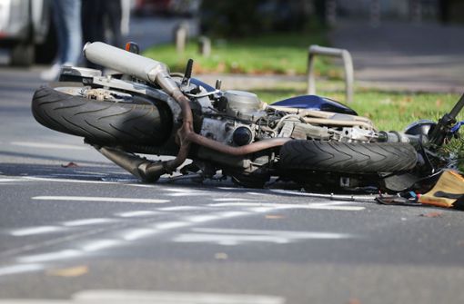 Der Motorradfahrer touchierte die Leitplanke und stürzte. (Symbolfoto) Foto: David Young/dpa