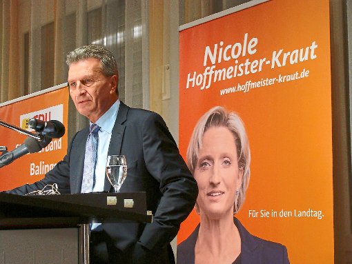Vor dem Wahlplakat von Nicole Hoffmeister-Kraut erläutert Günther H. Oettinger seine Sicht der Dinge.  Foto: Hauser Foto: Schwarzwälder-Bote