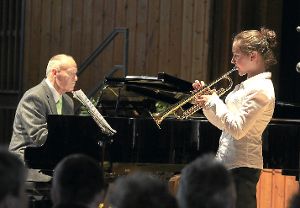 Preisträgerin Geraldine Huber (begleitet von Karl-Adolf Hornung) ist beim Konzert zum Deutschen Musikschultag zu hören.  Foto: Privat Foto: Schwarzwälder-Bote