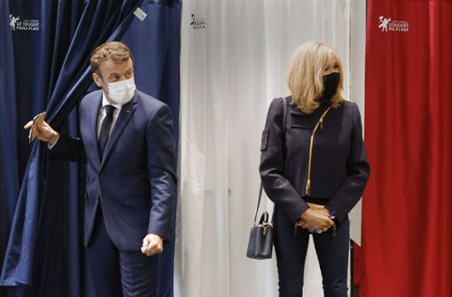 Staatspräsident   Emmanuel Macron – hier mit seiner Ehefrau Brigitte bei der Stimmabgabe – gehört zu den Wahlverlierern. Er kann die Wähler nicht begeistern – im Gegenteil. Foto: dpa/Ludovic Marin