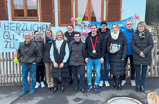 Herzlich empfangen wurde Manuel Faißt von seiner Familie in Baiersbronn nach seinem Silbermedaillengewinn bei den Olympischen Spielen. Foto: Faißt