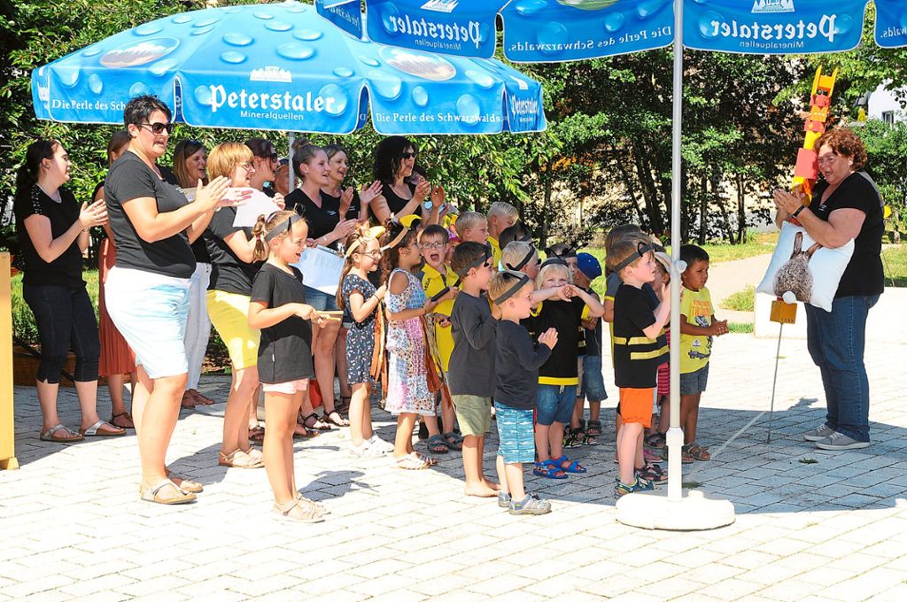 Singend verabschieden sich Kinder und Mitarbeiterinnen  des St.-Luitgard-Kindergartens von Leiterin Monika Tschersich (rechts). Fotos: Ziechaus