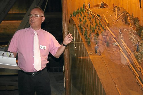 Historiker Ralf Bernd Herden erklärte am Diorama im Lorenzenhof die Rieserei.   Foto: Reister