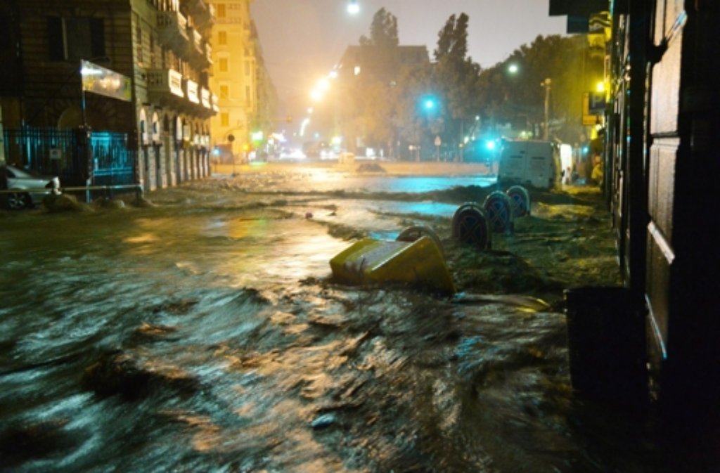 In Genua haben starke Regenfälle zu einer Flut-Katastrophe geführt.