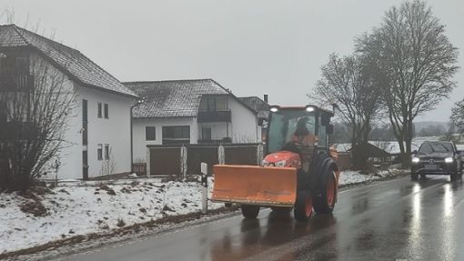 Die Fahrzeuge des Bauhofs waren schon früh am Morgen gegen das Blitzeis im Einsatz. Foto: Jürgen Lück