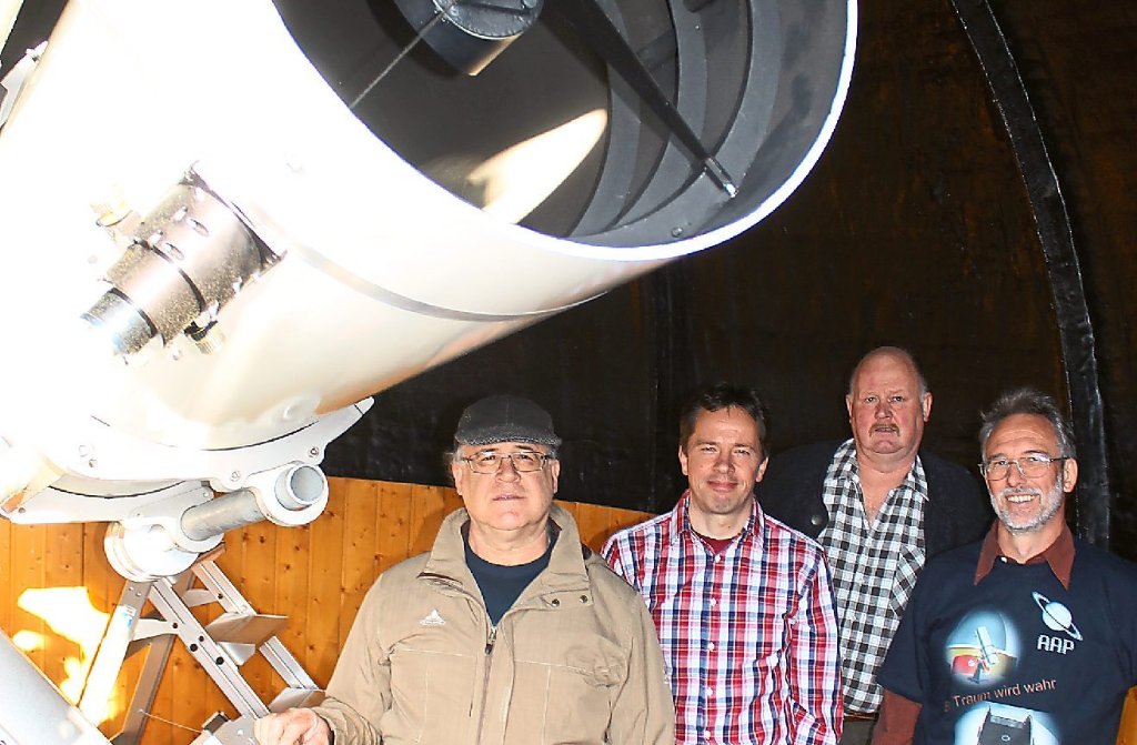 Freuen sich über das riesige Teleskop (von links): Armin Lindenmann, Martin Tischhäuser, Ulrich Burkhardt und Werner Löffler.
