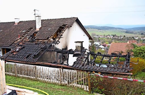 Deutlich zu erkennen ist der Bereich, an dem das Feuer vom Anbau auf das Wohnhaus übergegriffen hat. Foto: Kost