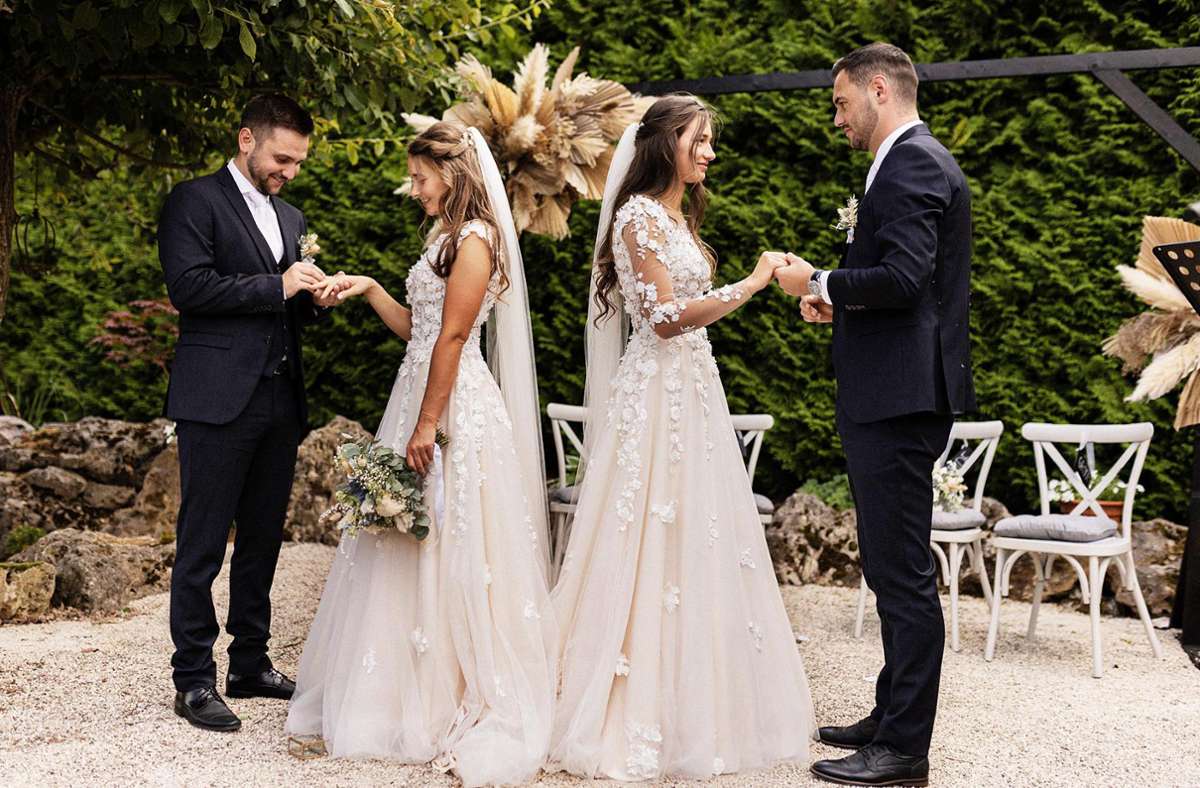 Die Bitzer Schwester Lisa (links) und Lena Schaudt haben die Brüder Elias (links) und Isaak McKellar geheiratet – in einer Doppelhochzeit und im gleichen Kleid. Foto: Oana Saitis
