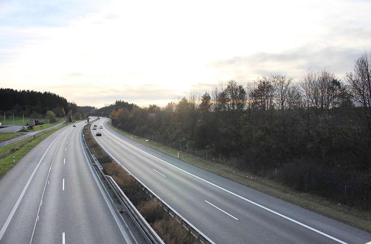 Blick von der Autobahnbrücke beim Kreisverkehr in Fahrtrichtung Oberndorf/Rottweil/Singen. Etwas höher gelegen auf der rechten Seite, zwischen Büschen und Bäumen, verläuft die K5502. Dahinter liegen die Wittershausener Wohngebiete, die von den geplanten Lärmschutzeinrichtungen maßgeblich profitieren würden. Foto: Fahrland