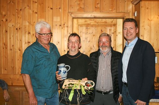 Das Sieger-Bild zeigt von links: Paul Berner (dritter Platz), Marc-Stefan Bachmaier (erster Platz),  Martin Maier (zweiter Platz) und Bürgermeister Mark Prielipp. Foto: Verein Foto: Schwarzwälder Bote