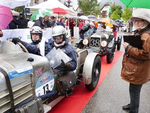 Wetterfest zeigen sich die Teilnehmer der Baiersbronn Classic, unter ihnen auch Leopold Prinz von Bayern. Die Oldtimer sind echte Hingucker. Foto: Michel
