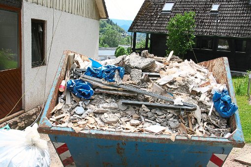 Containerweise Schutt: Der Wiederaufbau des Stockhofs ist in vollem Gange.  Foto: Rath