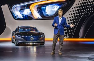 Daimler-Chef  Källenius präsentiert   im Herbst 2019 eine Studie des   EQS.  In dem E-Auto ist grüner Stahl verbaut. Foto: imago images/Arnulf Hettrich