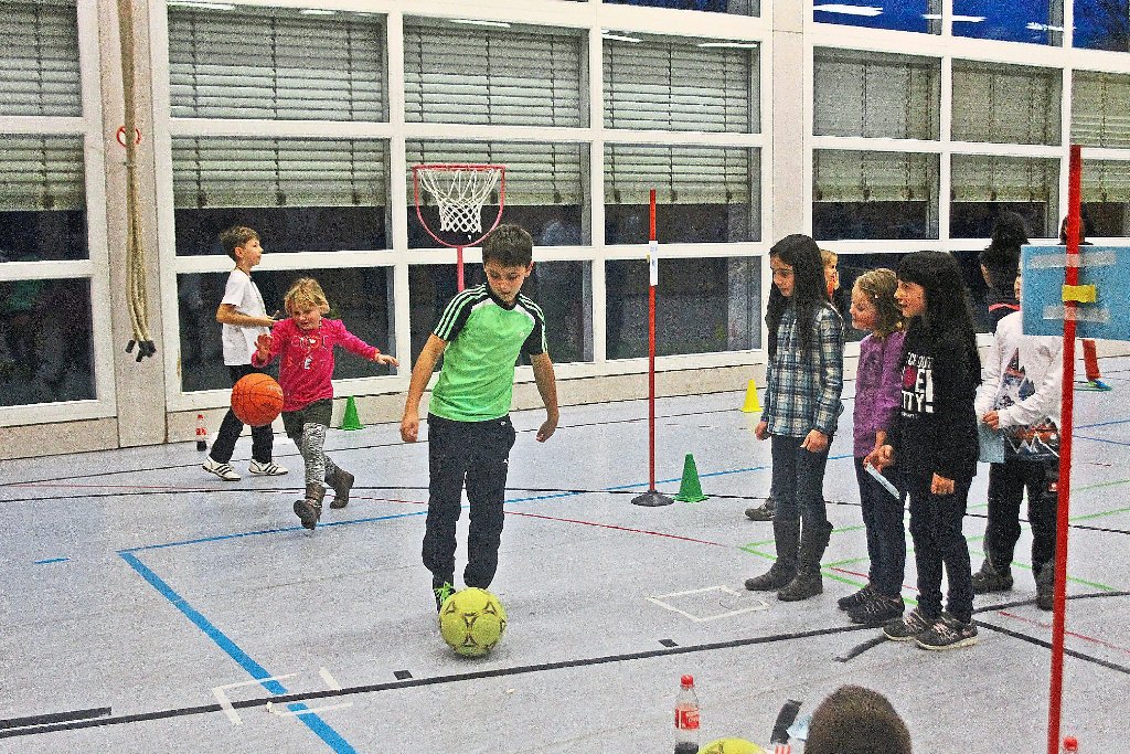 Eine Reihe Spielstationen sorgte dafür, dass bei den Kindern in der großen Sporthalle keine Langeweile aufkam. Foto: Schneeberg