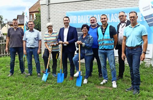 Der Start des Glasfaserausbau ist eingeläutet: Schwanaus Bürgermeister Marco Gutmann (Vierter von links) beim Spatenstich  mit Vertretern der Gemeinde und der beteiligten Unternehmen. Foto: /Wolf
