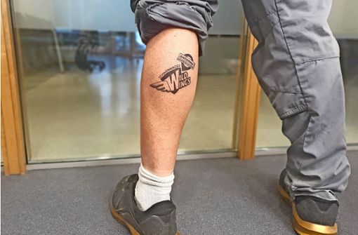 Ein Wild Wings Tattoo ziert die Wade von Henry. Foto: Davydenko