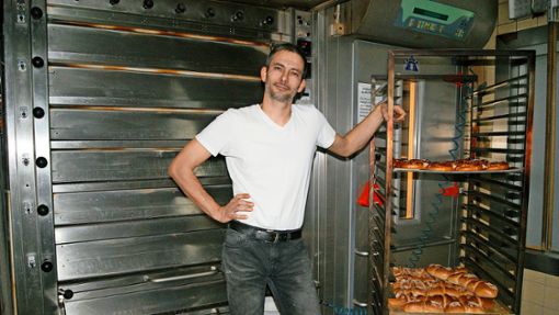 Bäckermeister Andreas Nowotny, hier vor seinem Backofen, bedauert die Schließung der Filiale. Foto: Vögele