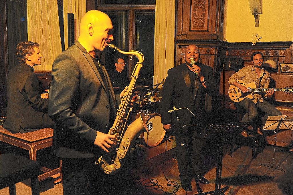 Volle Besetzung bei der 84. Hammond Jazz Night mit (von links) Reinhold Hettich, Arno Haas, Jörg Bach, De Andre T. Jones, Jörg Enz.  Fotos: Ziechaus