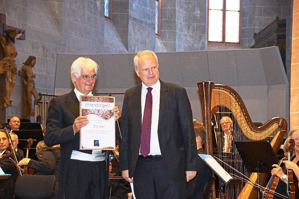 Jörg Iwer (links) wurde für seine langjährigen Verdienste um das Sinfonieorchester zu dessen Ehrendirigenten ernannt, die Urkunde überreichte  Andreas Dobmeier, Leiter des Amtes für Kultur.  Foto: Limberger