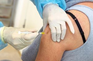 Viele Menschen lassen sich aktuell impfen oder die Impfung auffrischen. Das Corona-Geschehen im Zollernalbkreis ist rasant. Foto: Kumm