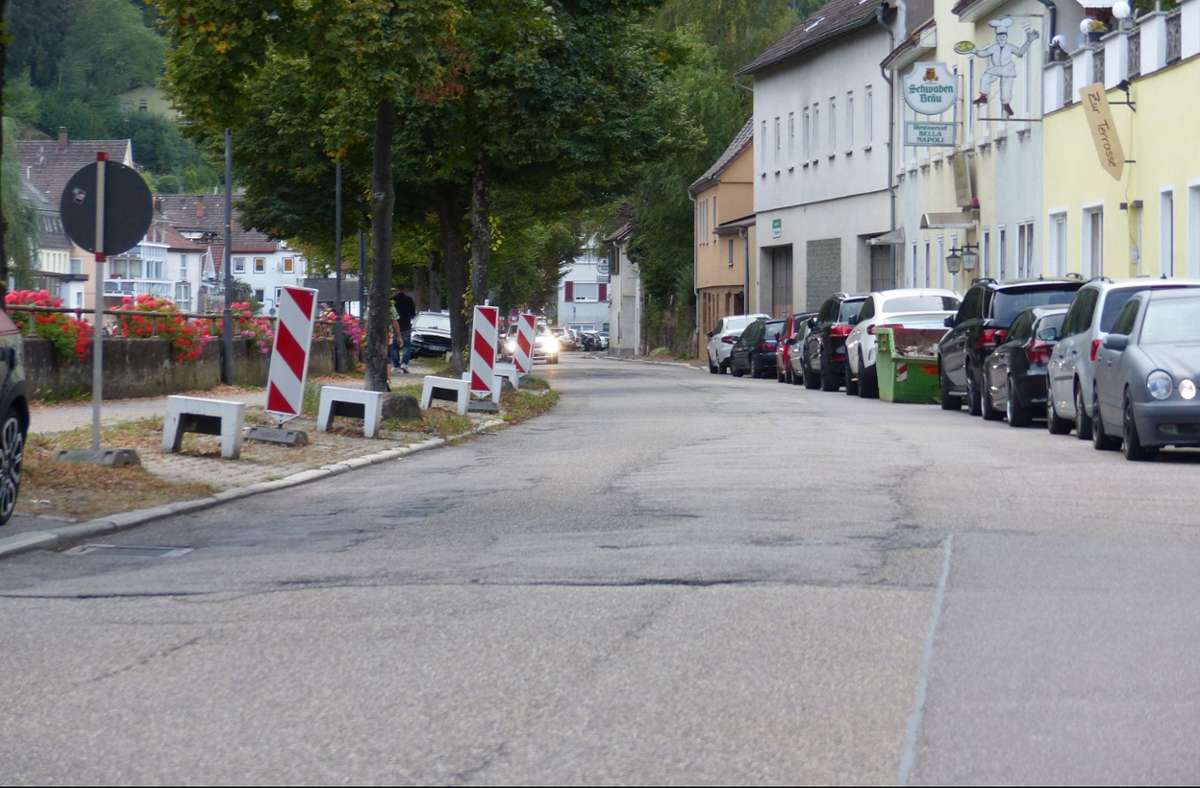 Der Flickenteppich der Wildbader Straße in Neuenbürg soll bald Geschichte sein. (Archiv-Foto) Foto: Jänsch