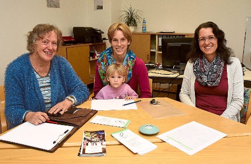 Erfahrungsaustausch gehört zur Arbeit des Vereins Helfende Bürger (von links): Erika Burkhardt, Daniela Bauermeister und Bettina Müller.  Foto: Maier
