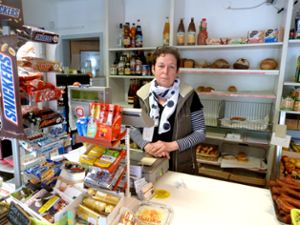 Kein Durchgangsverkehr, weniger Kunden: Ulrike Pape vom Tante-Emma-Laden spürt die Folgen der Baustelle besonders. Foto: Merk