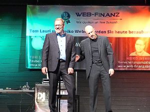 Heiko Weber (links),  Inhaber von Web-Finanz, mit Zauberer  Tom Lauri.  Foto: Weber Foto: Schwarzwälder-Bote