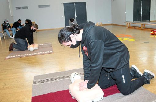 Die Herzdruckmassage ist für die Prüflinge zum Schulsanitäter eine besondere Herausforderung. Foto: Hettich-Marull