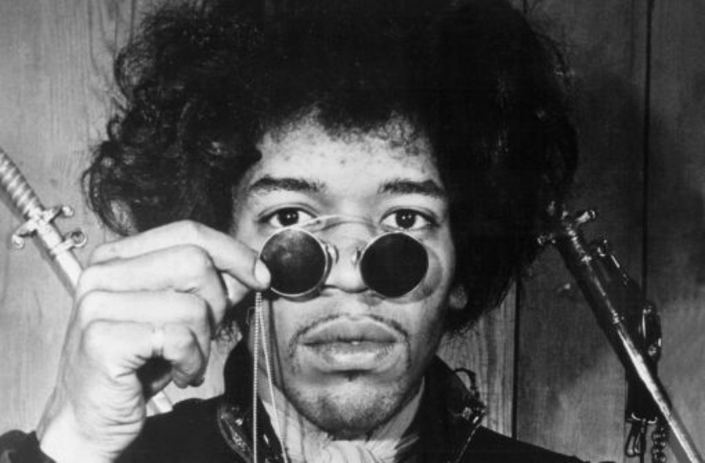 Sein musikalisches Vermächtnis ist bis heute lebendig - sein Leben dagegen war kurz: Jimi Hendrix, genialer Gitarrist, hat sich den Blick all zu oft durch Drogen vernebelt. Letzlich sollte ihm die Sucht nach dem Rausch zum Verhängnis werden. Ein Blick zurück.