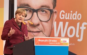 Bundeskanzlerin Angela Merkel (CDU) hält in Haigerloch beim Wahlkampfabschluss der CDU Baden- Württemberg ihre Rede. Foto: Daniel Maurer/dpa