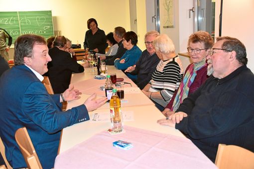 Bei seinen Wahlveranstaltungen wie in Isingen  sucht Bürgermeister Thomas Miller  den Dialog mit den Bürgern. Foto: Hertle Foto: Schwarzwälder Bote