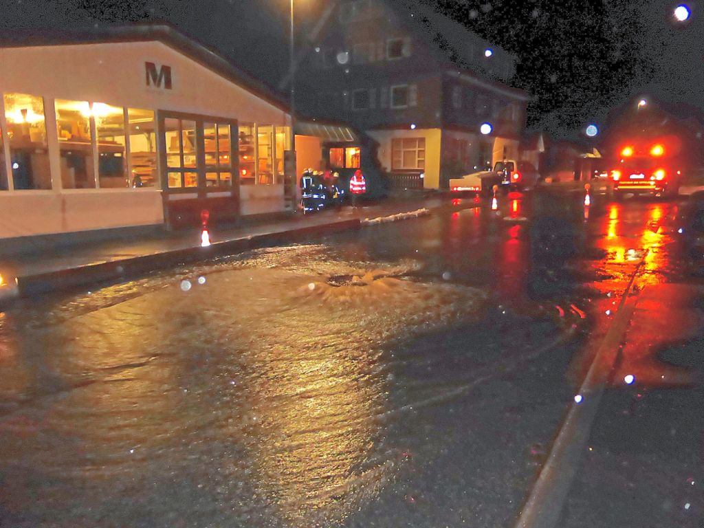 Auch in Bad Rippoldsau-Schapbach muss die Feuerwehr in den frühen Morgenstunden des Heiligen Abend audrücken. Nach starken Regenfällen steht die Landesstraße 96 unter Wasser. Zum Artikel
