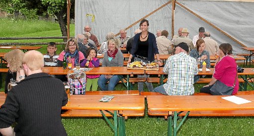 Im luftigen Zelt ließen es sich die Gäste beim Vatertagsfest am Aselfinger Farrenstall schmecken.   Foto: Derksen Foto: Schwarzwälder-Bote