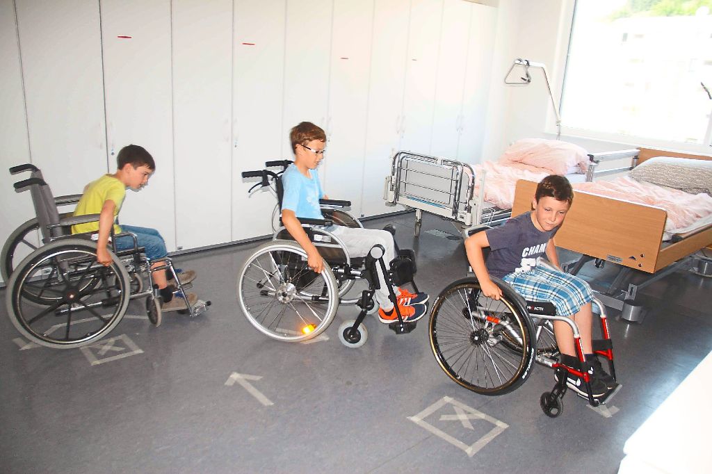 Gar nicht so einfach ist es,  mit den unterschiedlichen Rollstuhl-Modellen den Parcours zu absolvieren. Fotos: Heimpel