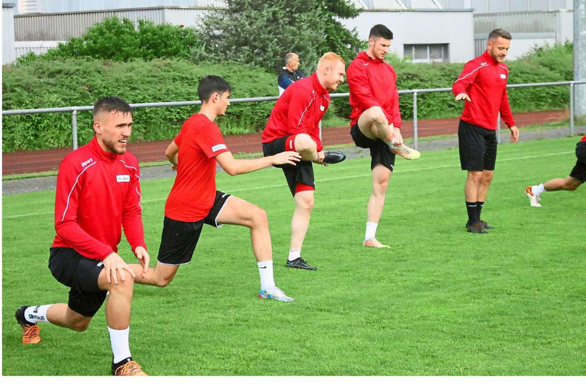 Die erste Trainingseinheit stand am Montagabend für die Balinger Regionalliga-Fußballer in der Bizerba-Arena an. Foto: Kara