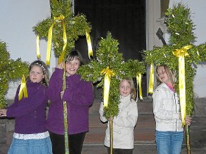 Schöne Palmkreuze hatten Hammereisenbachs Erstkommunikanten (von links) Nadine Elsäßer, Lara Fleig, Jasmin Kleiser und Joan Neumaier zum Palmsonntagsgottesdienst gefertigt. Foto: Ketterer Foto: Schwarzwälder-Bote