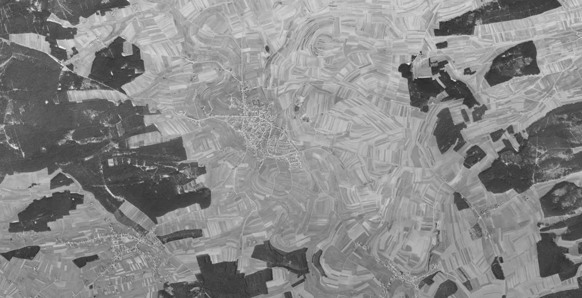 Ein Luftbild von Dunningen aus dem Jahr 1968. Der Ort entwickelt sich in den folgenden Jahrzehnten deutlich.
