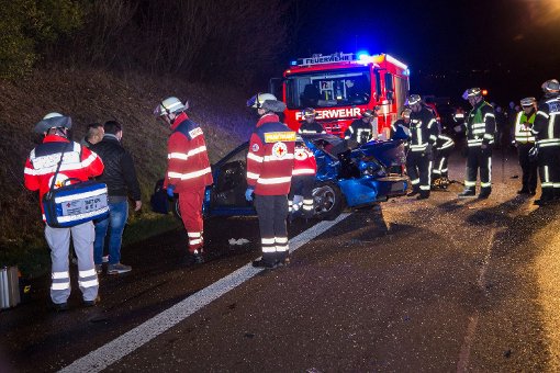 Ein 25-jähriger Autofahrer hat in der Samstagnacht auf der B 14 ein Stauende übersehen und einen Unfall mit fünf Verletzten verursacht. Foto: www.7aktuell.de | Sven Adomat