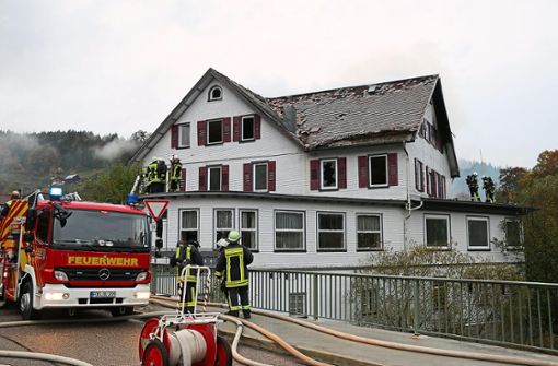 Bei einem Brand im ehemaligen Gasthaus Schiff in Schönmünzach war die Feuerwehr am Freitagabend im Einsatz. Foto: Feuerwehr