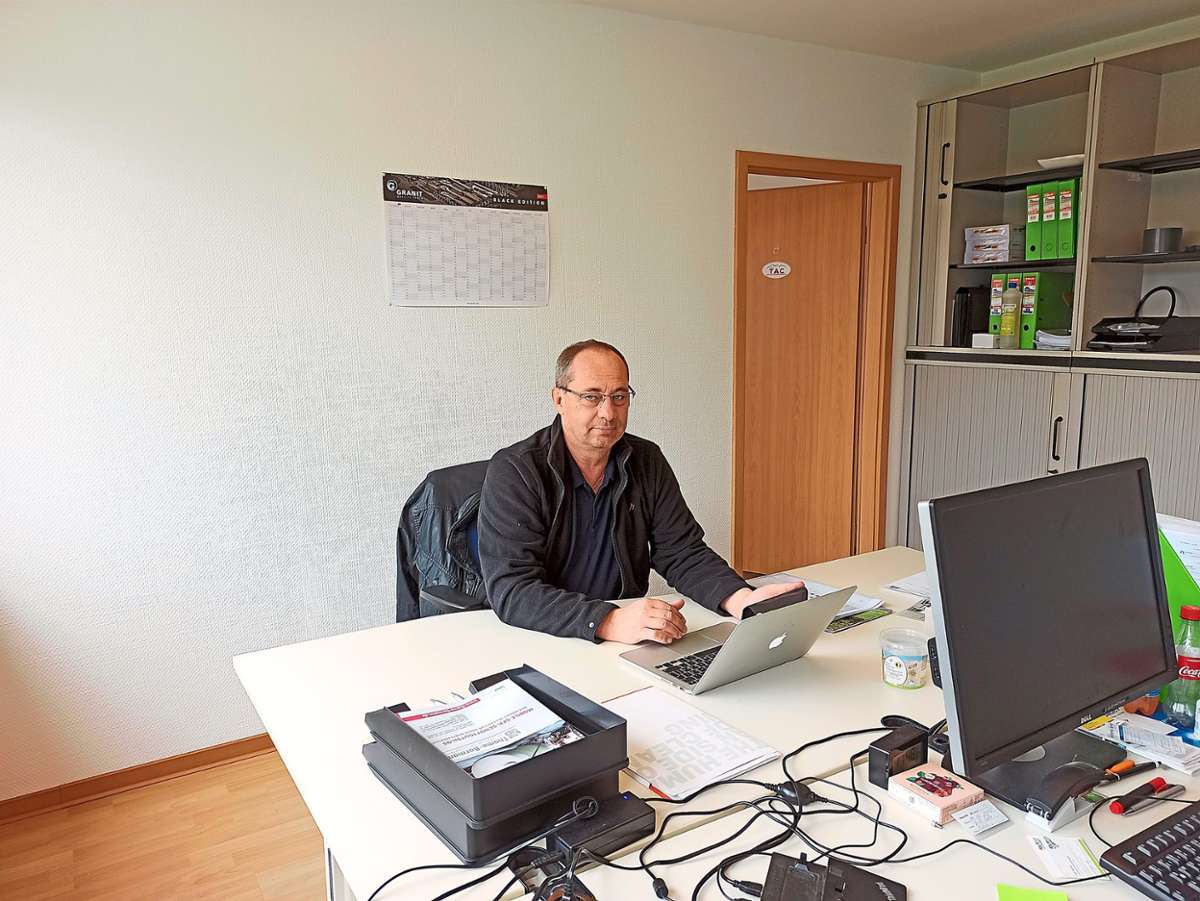 Frank Dischinger, der Gründer und Geschäftsführer von Swisstac, in den St. Georgener Büroräumen.